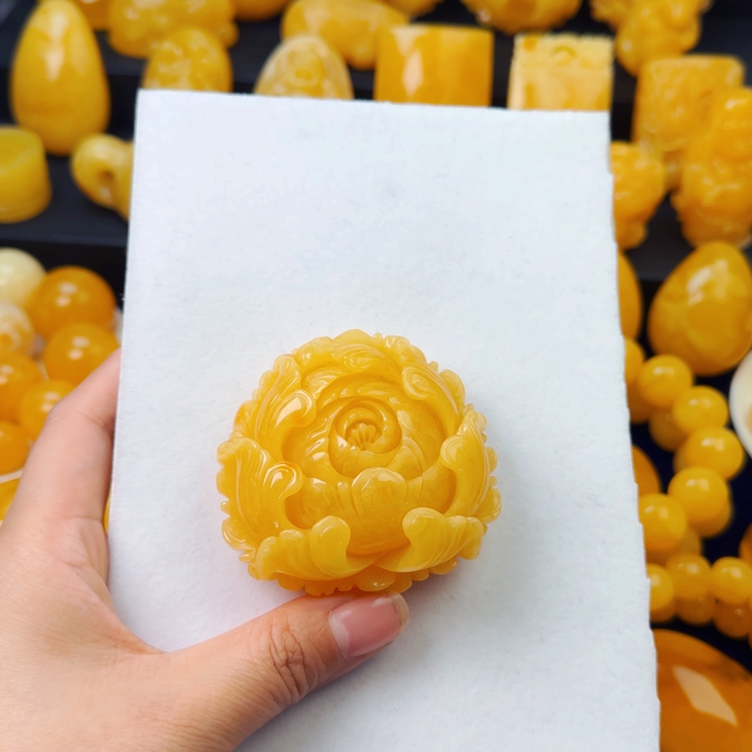 琥珀颈饰未镶嵌牡丹花吊坠