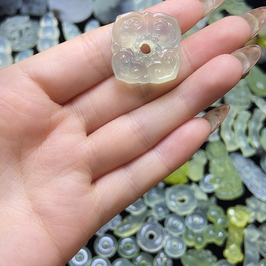 蛇纹石玉未镶嵌颈饰
