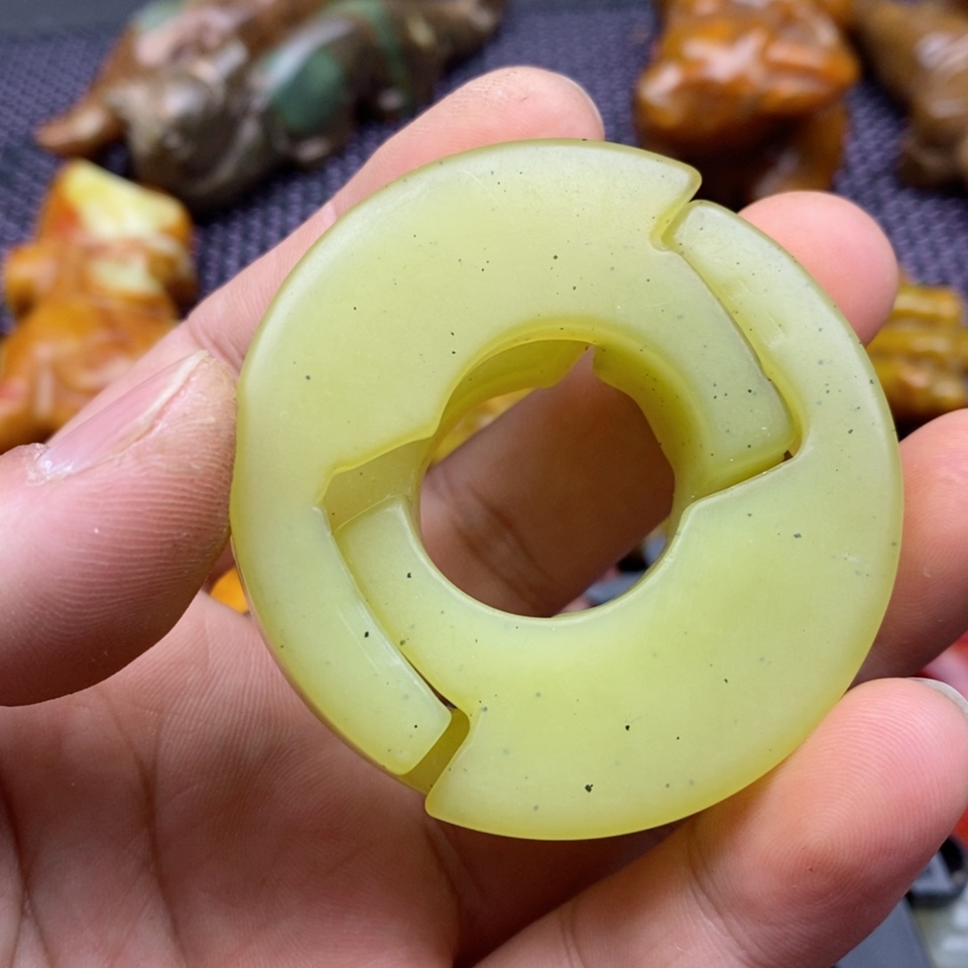 蛇纹石玉颈饰未镶嵌