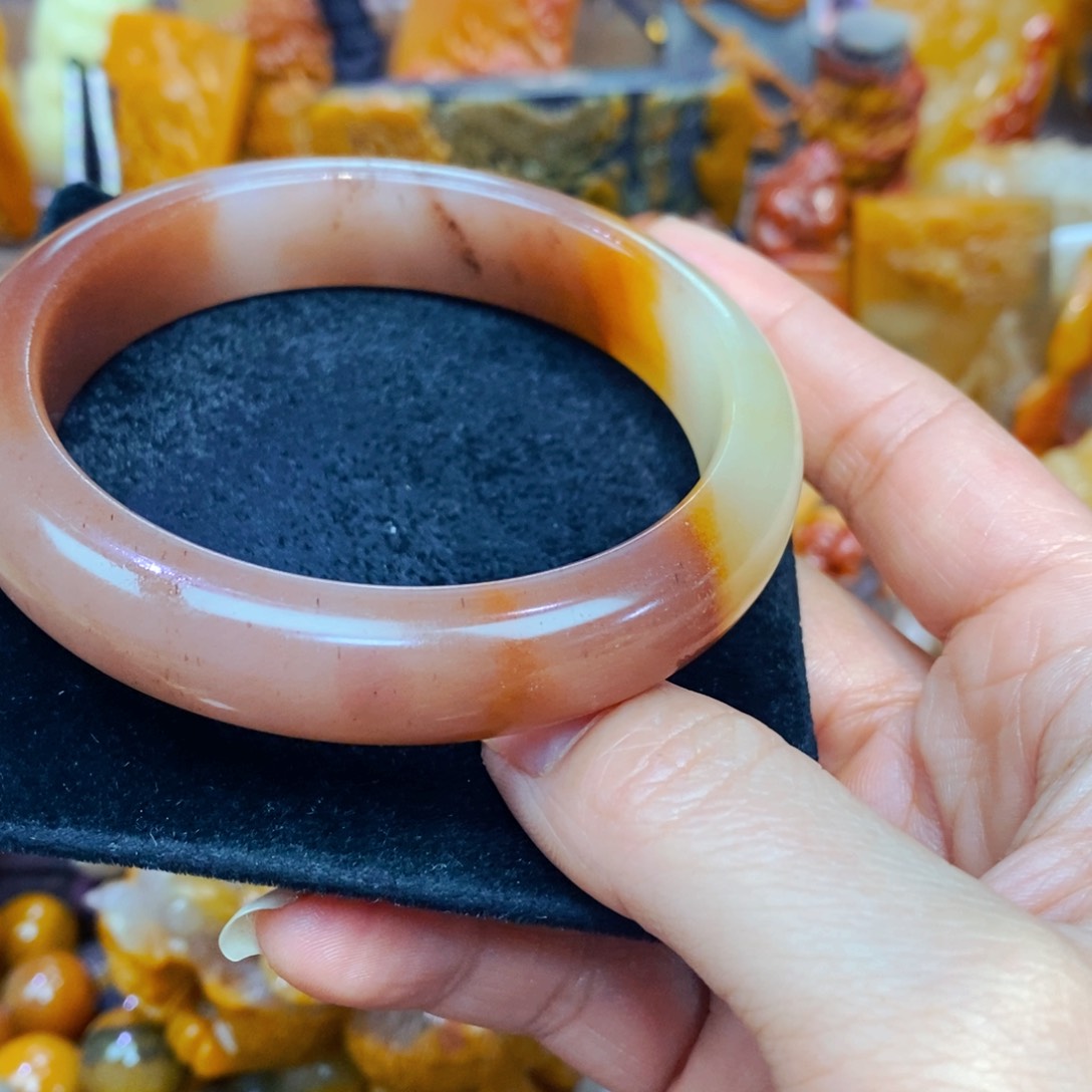 未镶嵌石英质玉（黄龙玉）颈饰