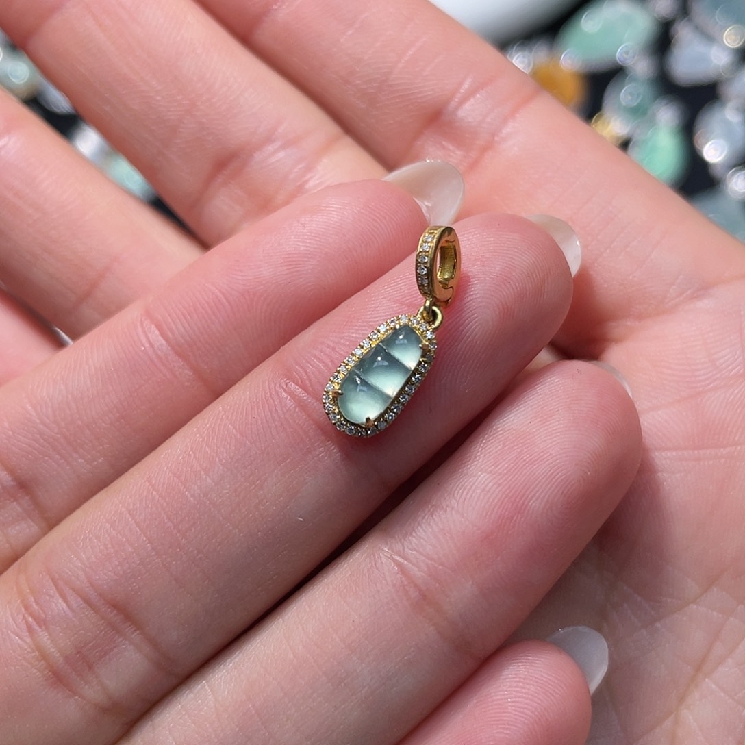 翡翠吊坠(不含链)18K金镶嵌绿**黑