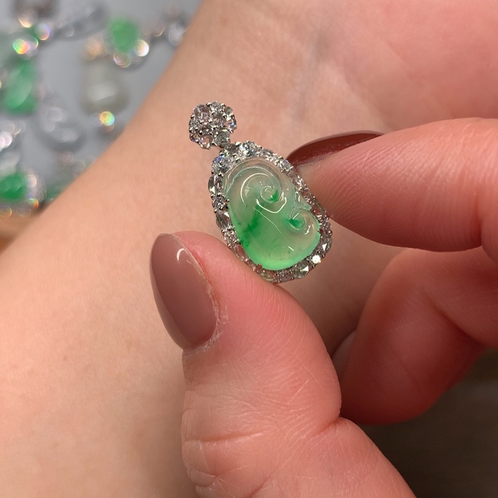 翡翠18K金镶嵌颈饰吊坠