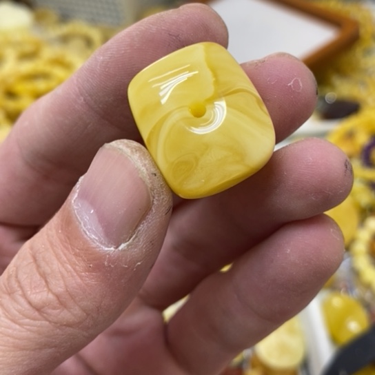 蜜蜡未镶嵌裸石吊坠