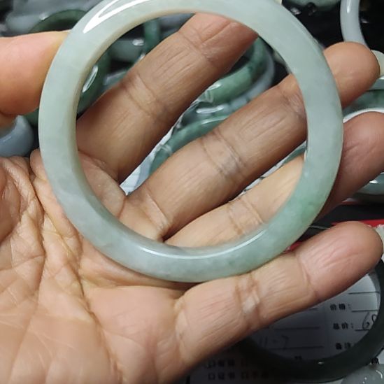 翡翠未镶嵌手镯瑕疵品54圈