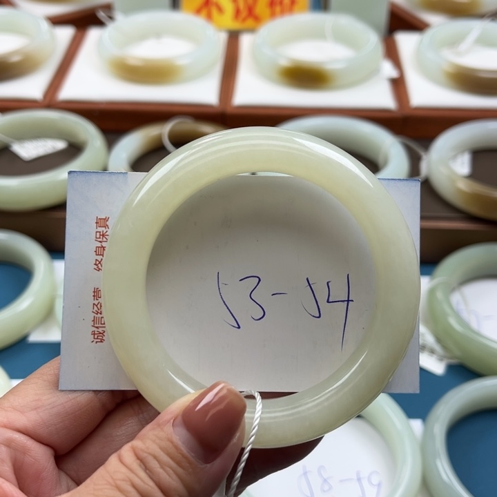 和田玉手镯未镶嵌大*