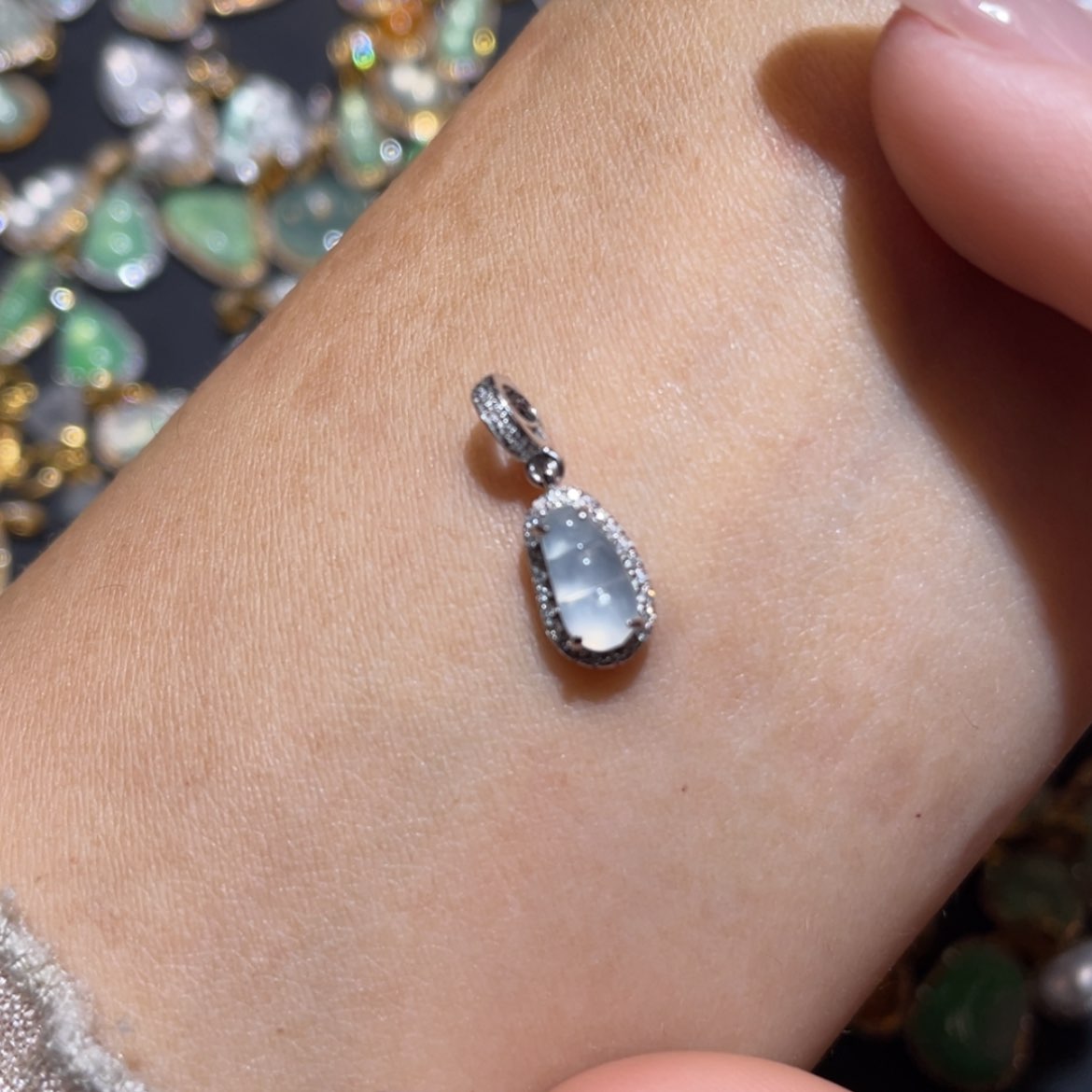 【闪购商品】翡翠吊坠(不含链)18K金镶嵌