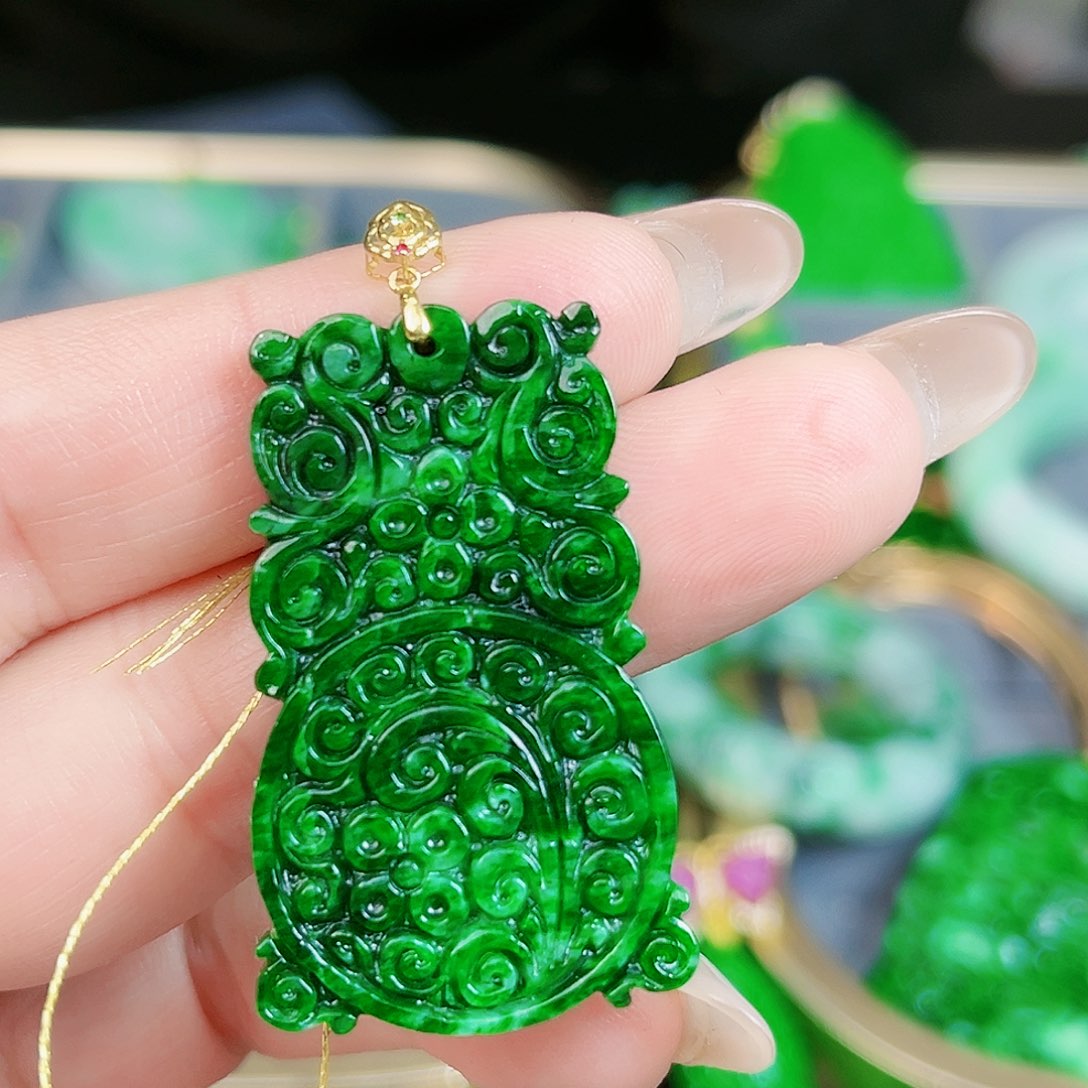 翡翠颈饰18K金镶嵌吊坠