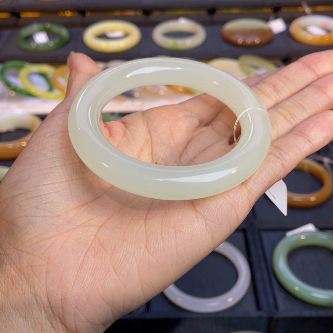 和田玉手镯未镶嵌