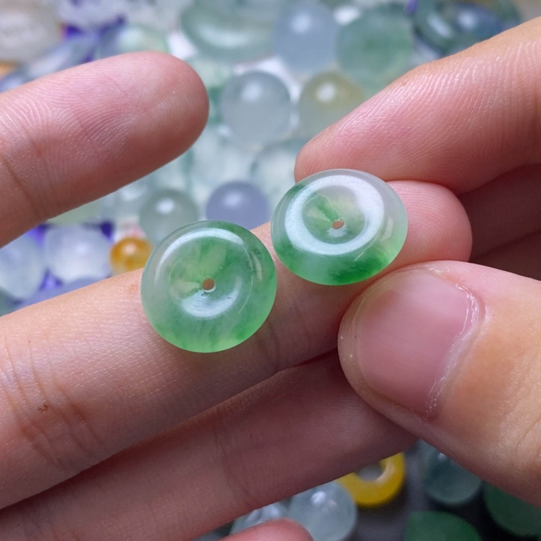 桃***子定制翡翠未镶嵌挂件