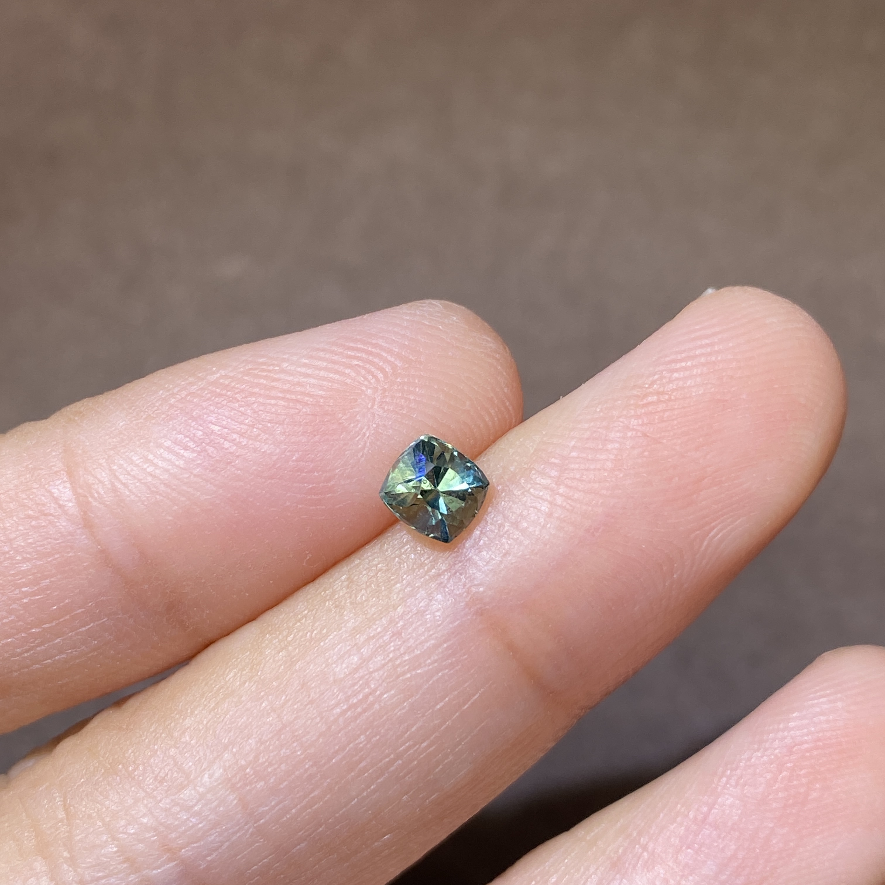 23T2806 无烧绿色蓝宝石 0.69克拉