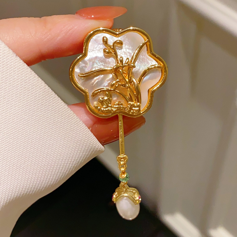 铜贝壳胸针 国潮新中式天然贝壳一枝兰花小团扇胸针胸花复古淡水