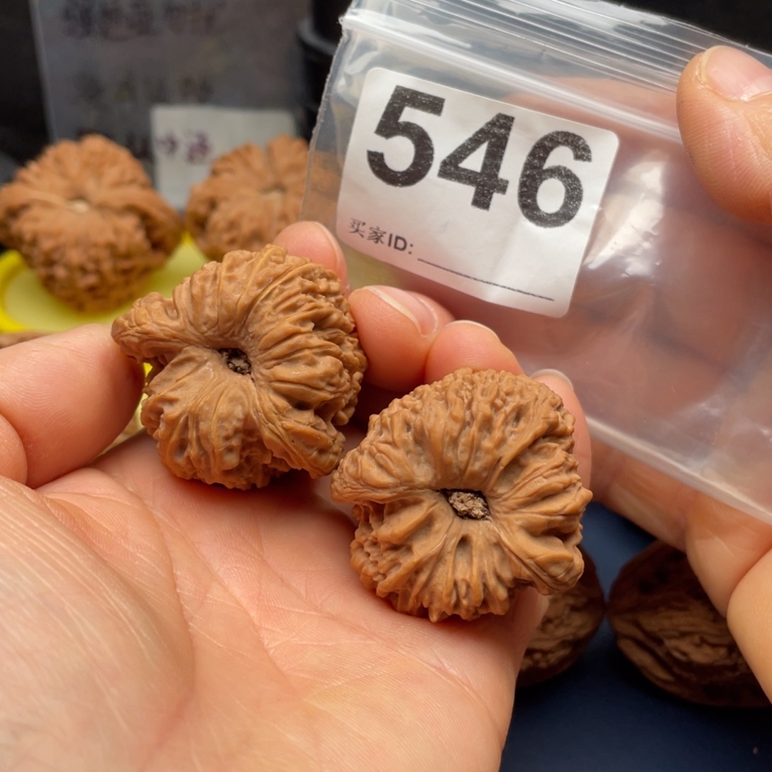 *****文玩核桃把件南疆凹底对龟有黄37