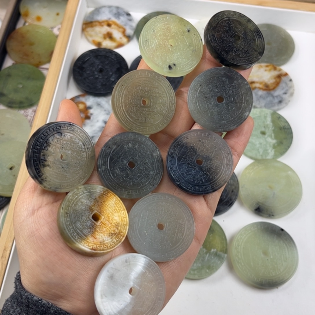 既***安蛇纹石玉未镶嵌颈饰