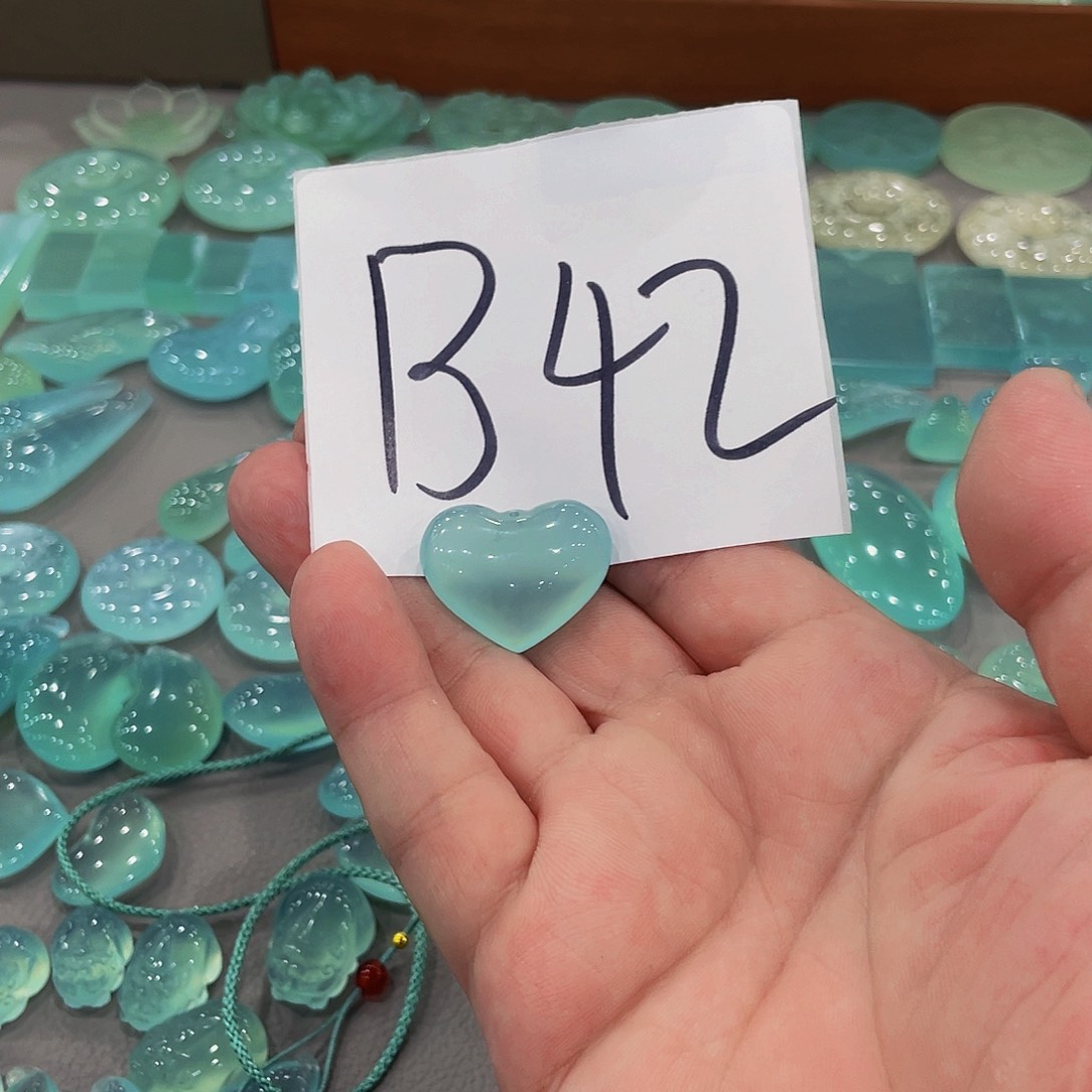 Z***友蛇纹石玉未镶嵌颈饰