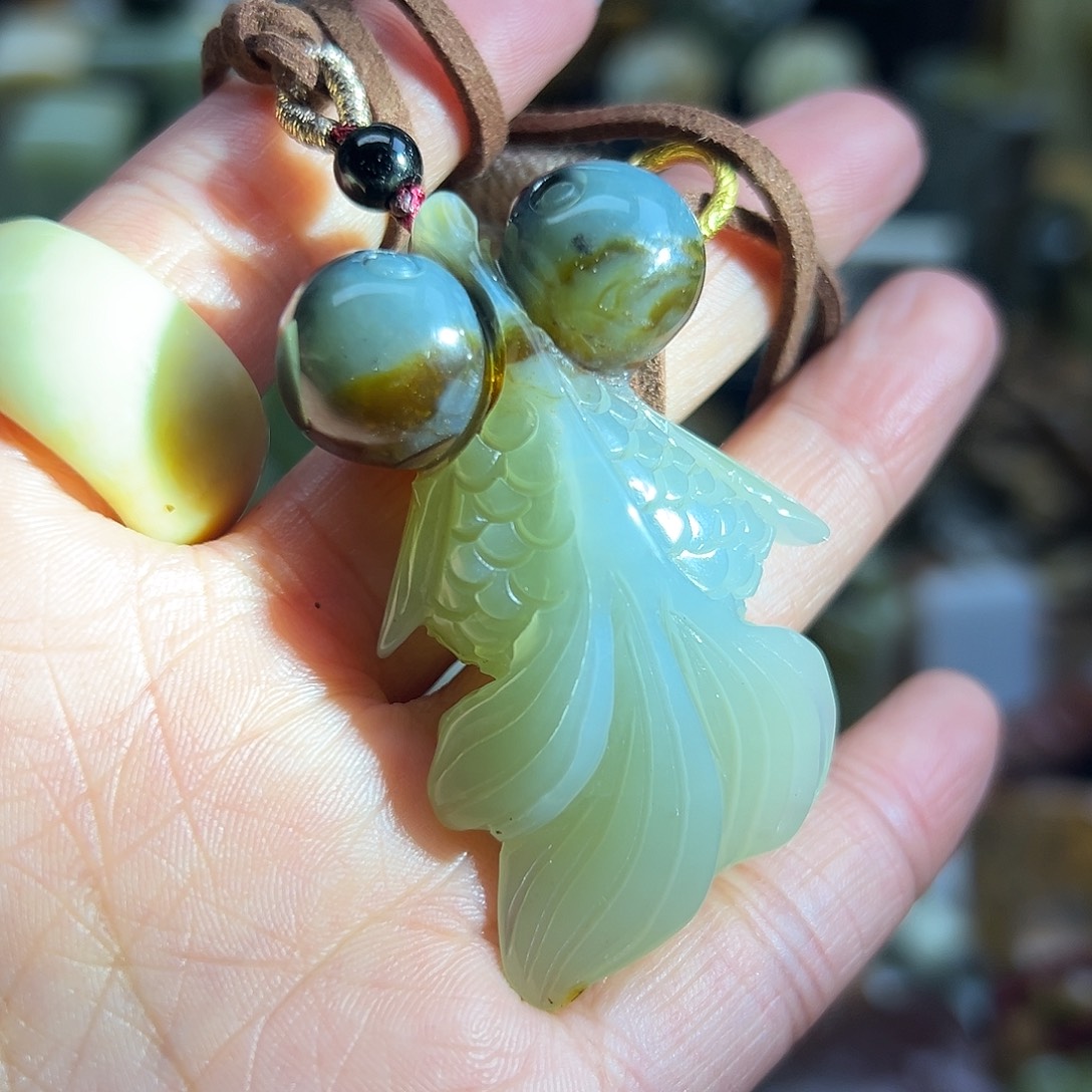 岫玉未镶嵌颈饰花玉兰俏色金鱼