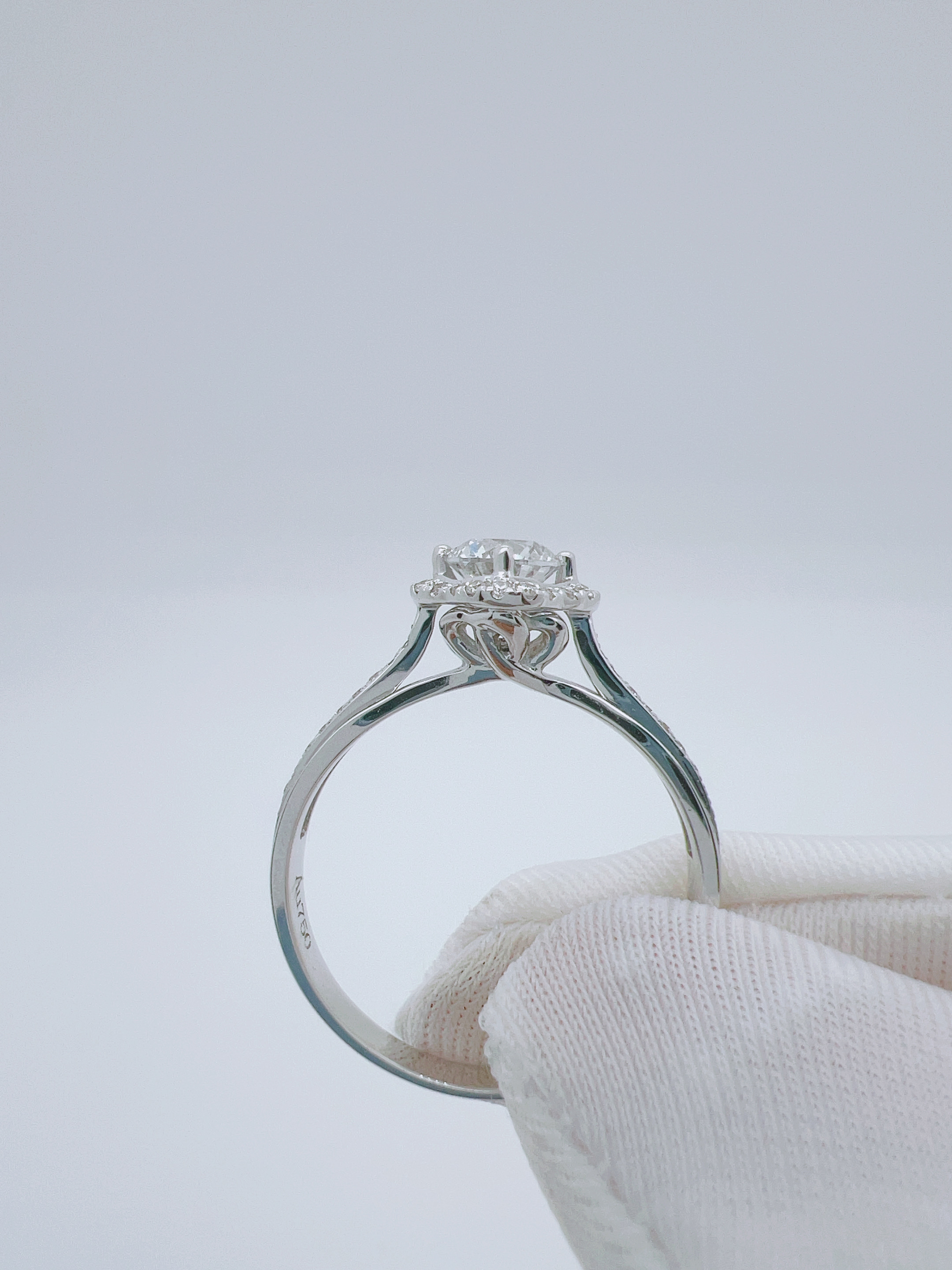 18k金斜花苞四爪钻戒，主石50分，副石12.3分，颜色FG，净度SI.