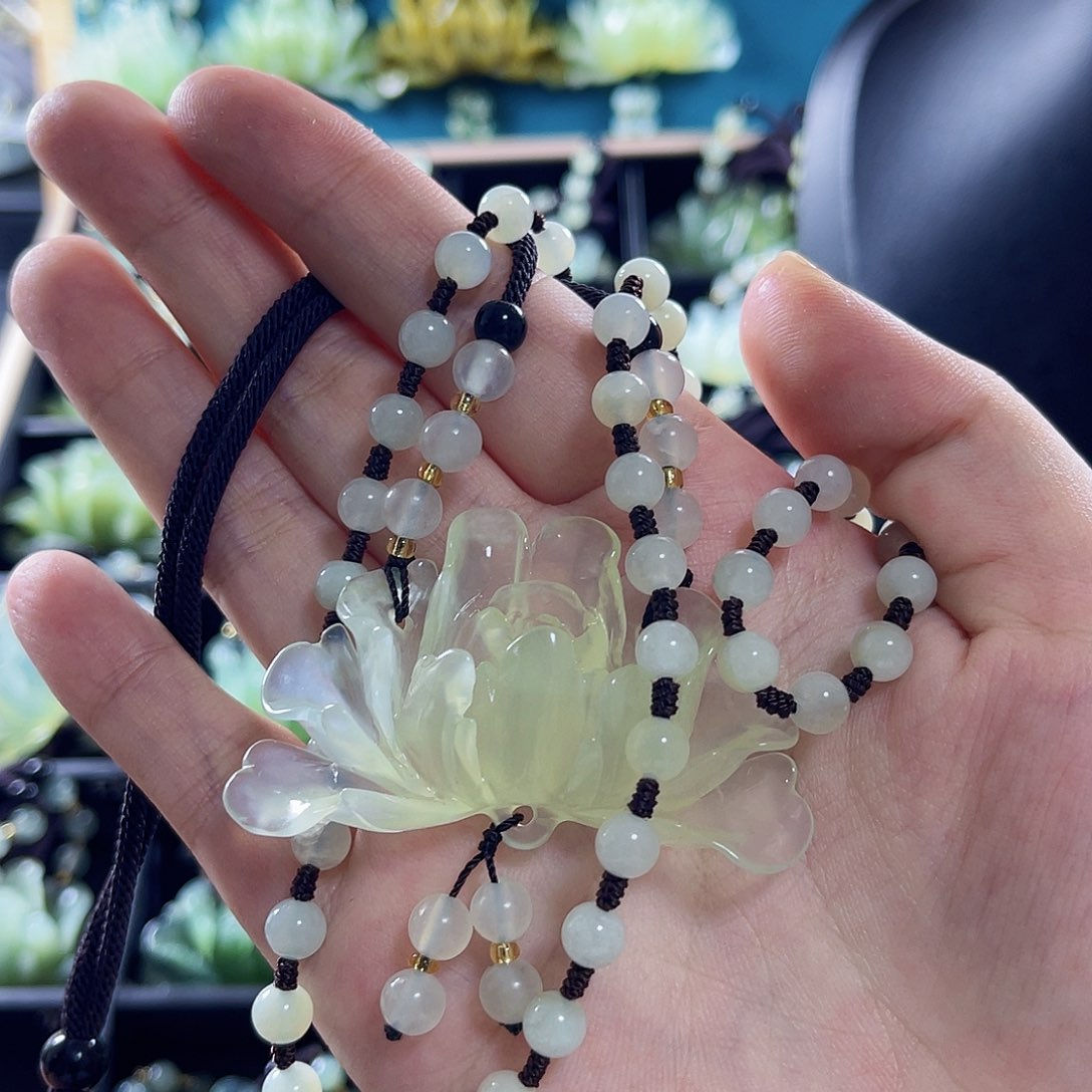 蛇纹石玉颈饰合金静**慧