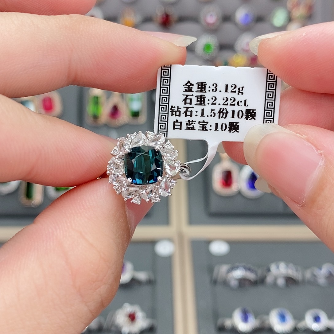 碧玺戒指18K金镶嵌2.22。