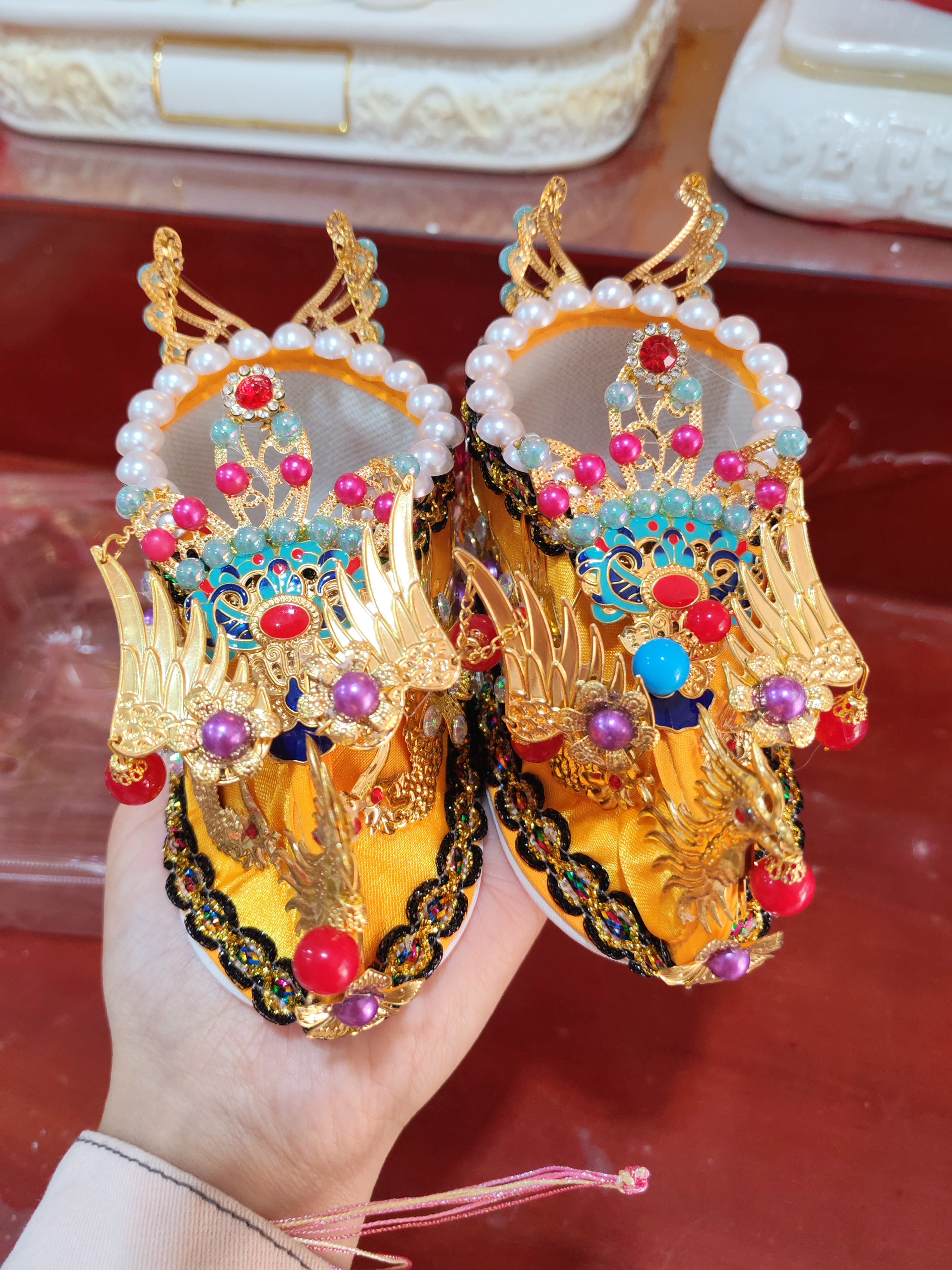 手工镶钻镶珠装饰泰山奶奶用绸缎龙凤图案金莲凤鞋