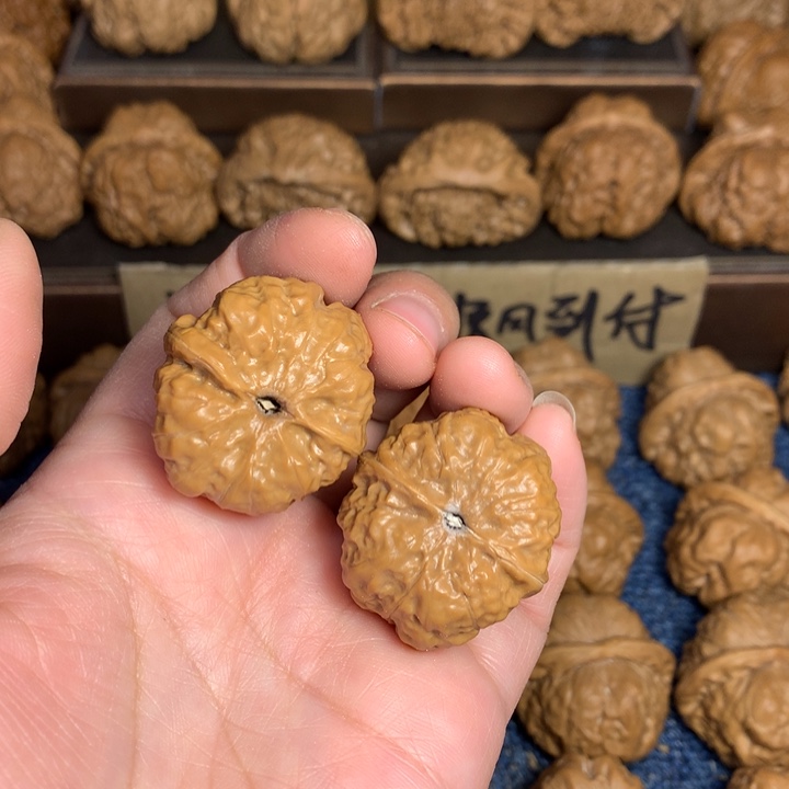 桃核吊坠?蛤蟆核桃