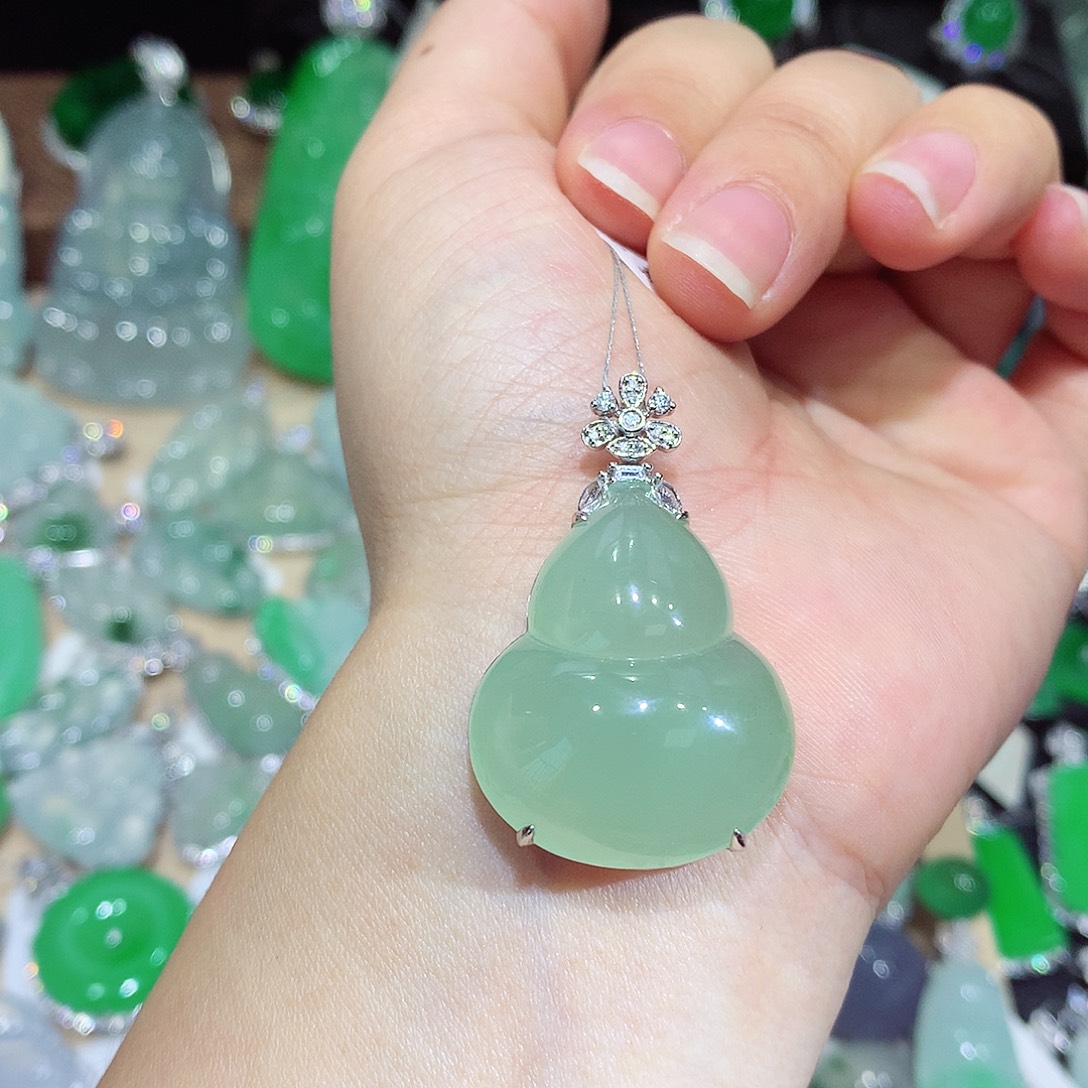 翡翠18K金镶嵌颈饰葫芦