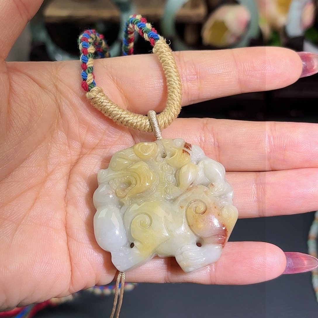 翡翠颈饰未镶嵌麒麟看月