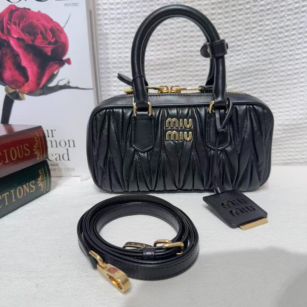 未使用 MIU MIU/缪缪 壹所奢品/保龄球褶皱mini/手提斜挎包/闲置