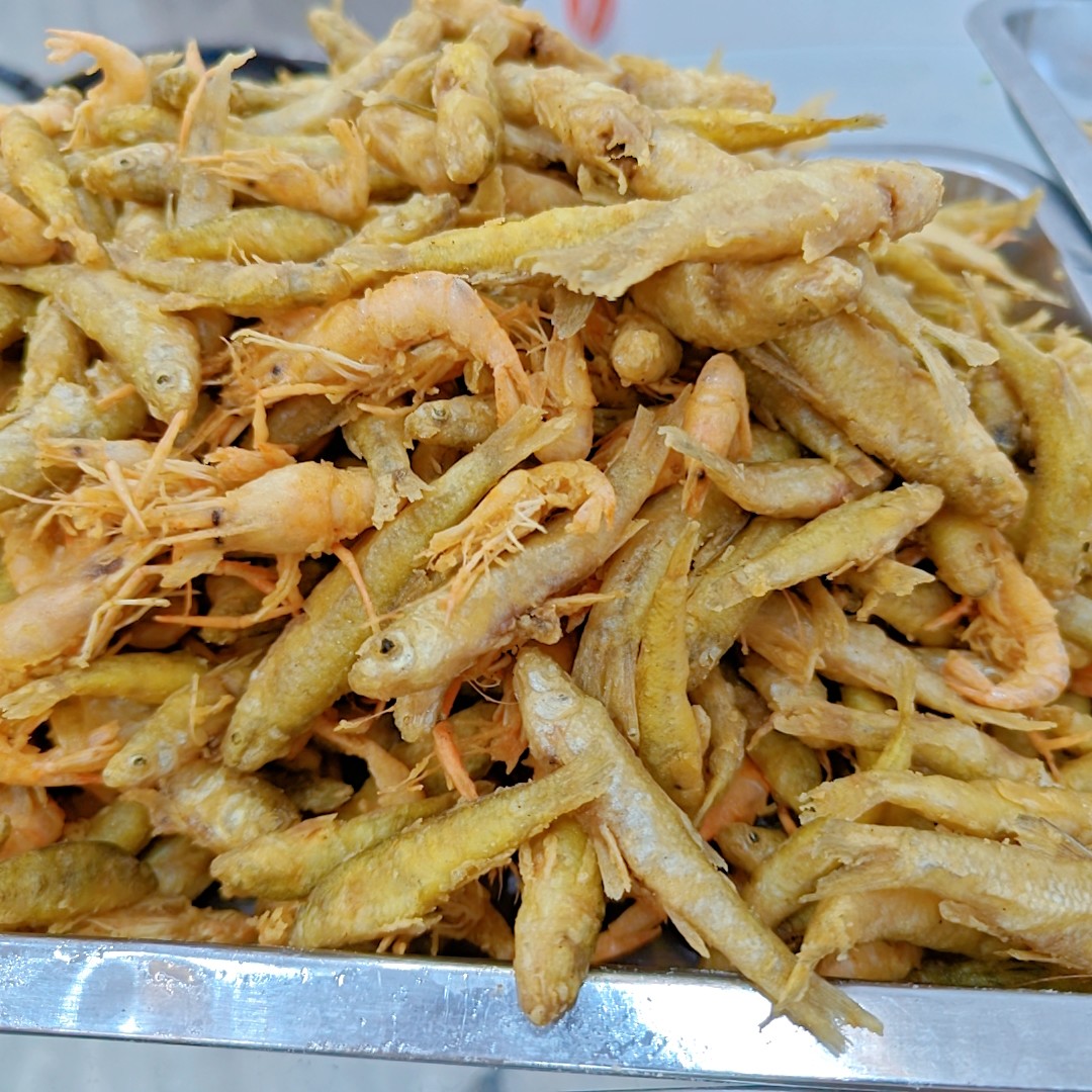 苏北溪流河边鱼虾新鲜炸制