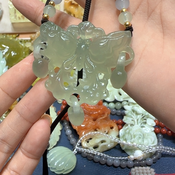 未镶嵌蛇纹石玉吊坠