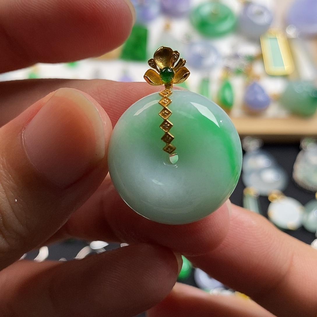 翡翠18K金镶嵌颈饰翡翠