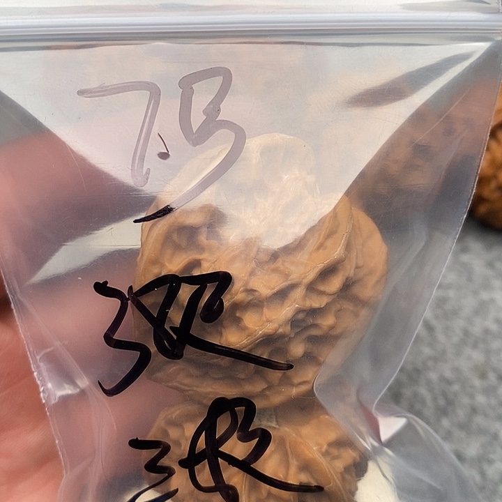 文玩核桃吊坠三棱