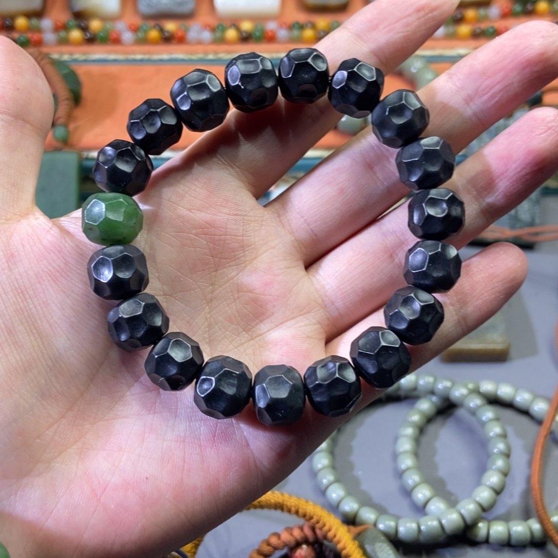 和田玉颈饰未镶嵌一**间