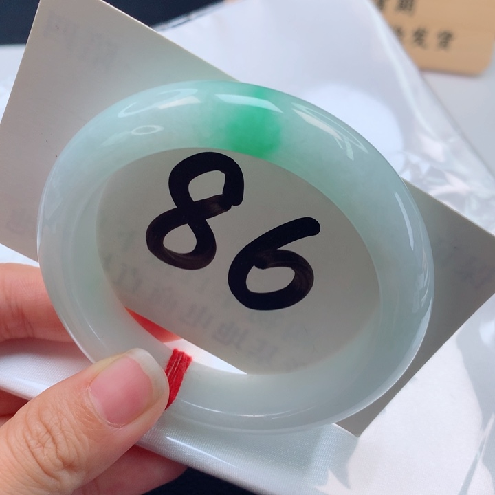 翡翠手镯未镶嵌飘阳绿