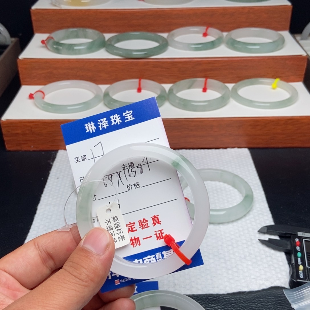 乔***阳石英质玉手镯未镶嵌17