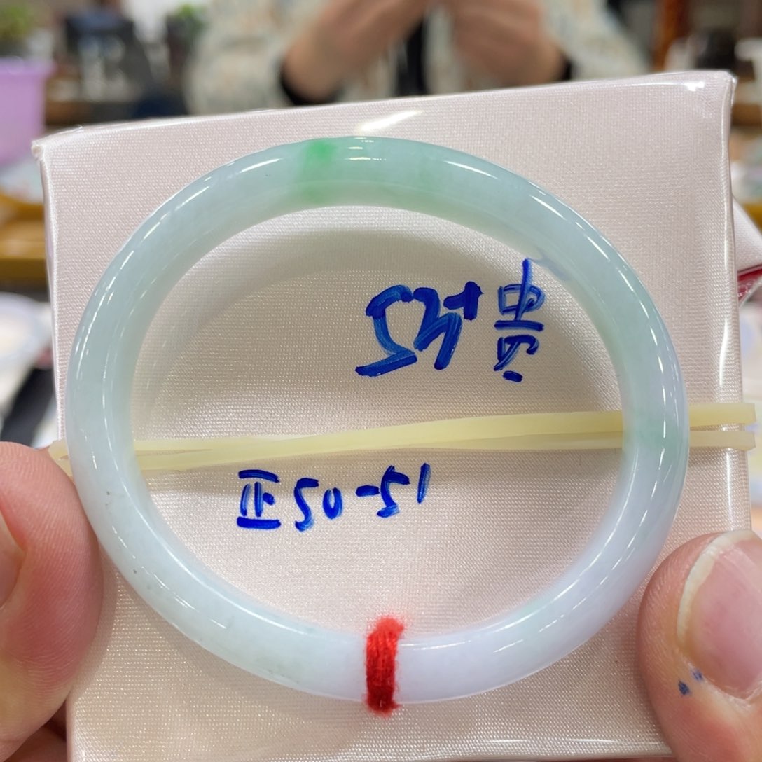 翡翠手镯未镶嵌翡翠