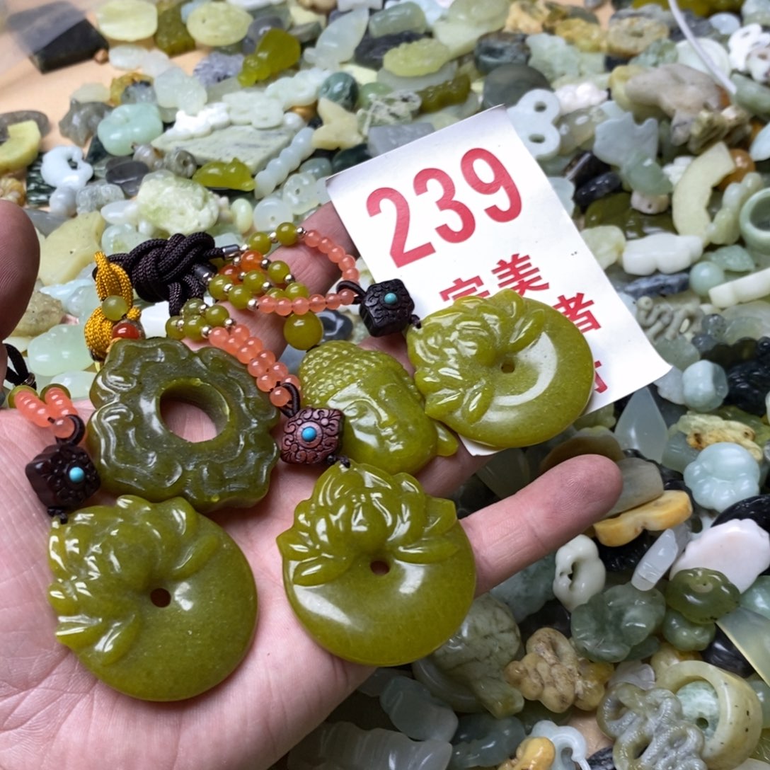 蛇纹石玉挂坠未镶嵌