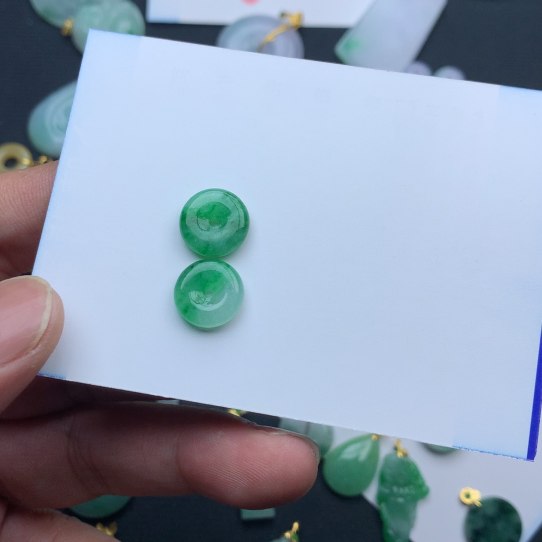 翡翠颈饰未镶嵌午**光平安扣