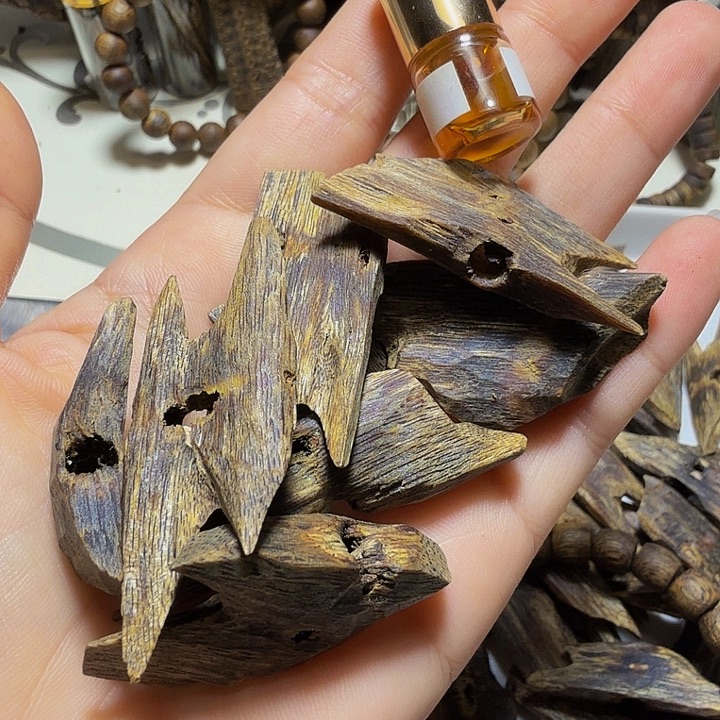 树脂制品绿棋楠古法精油2克装