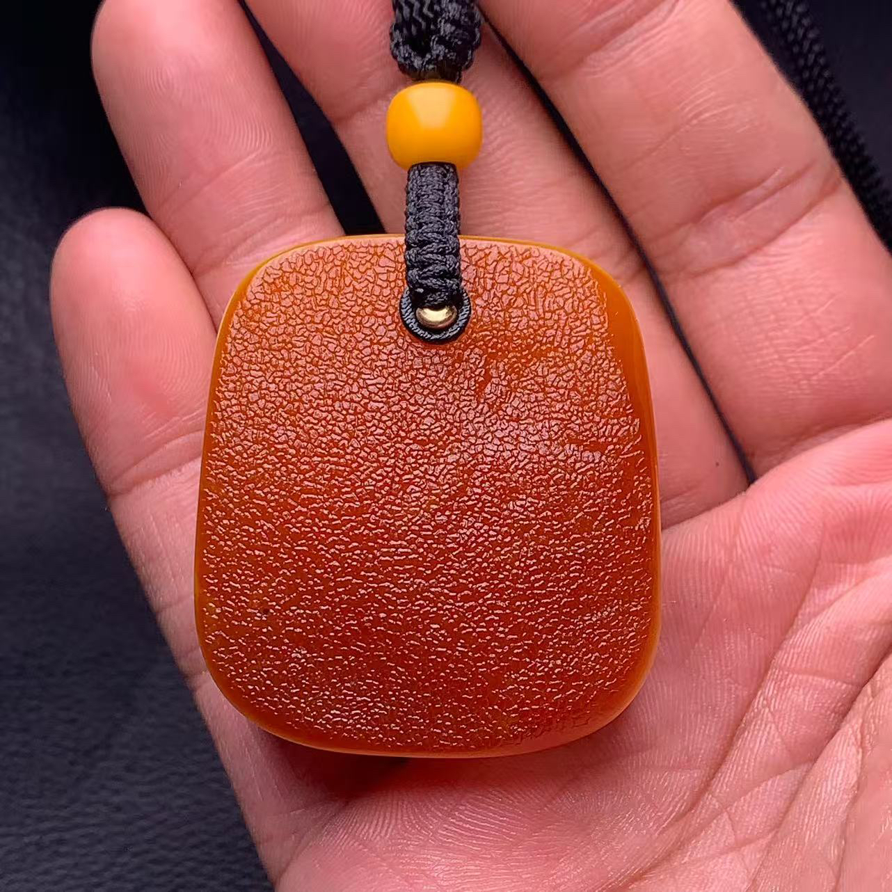 荔枝纹红皮花蜡原石牌子吊坠挂坠33.2克尺寸45.2×40.7×21.1毫米