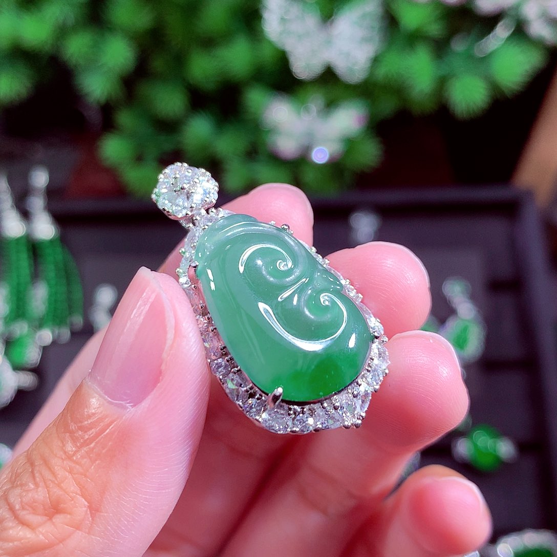 颈饰未镶嵌翡翠天然