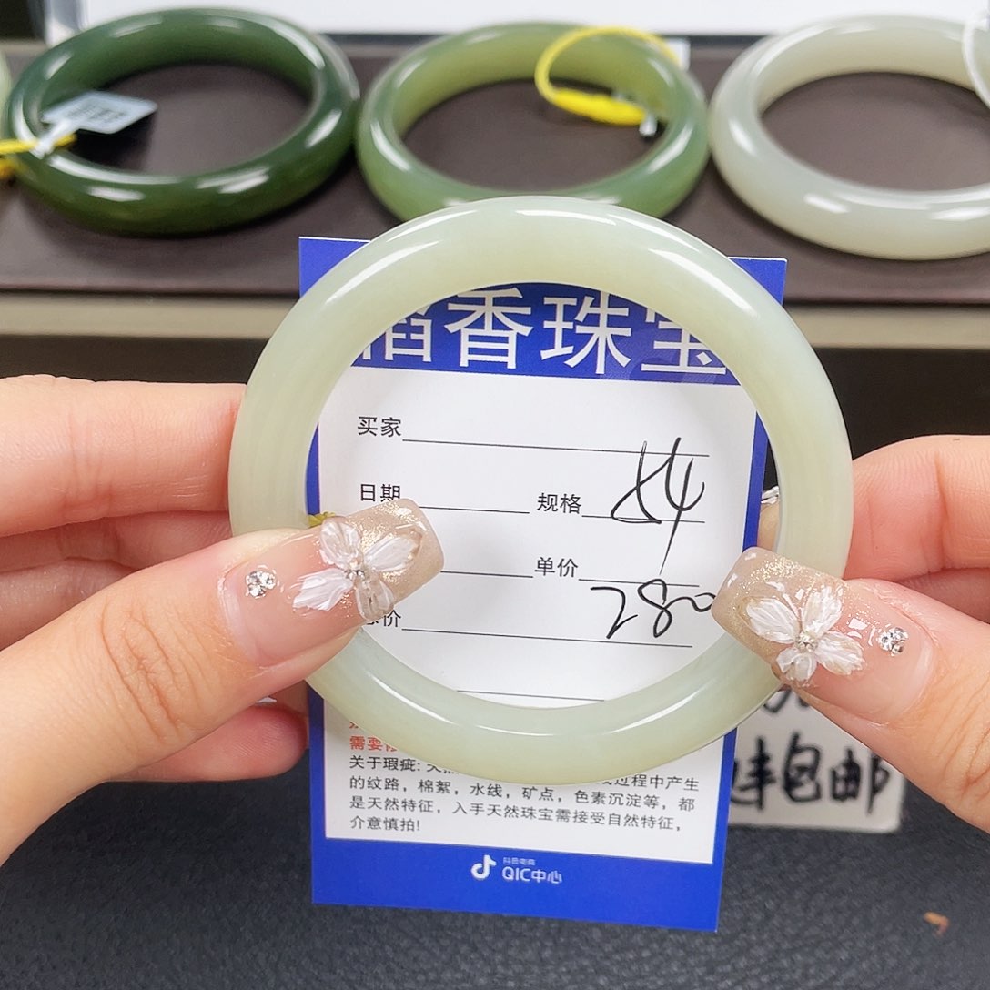 和田玉手镯未镶嵌