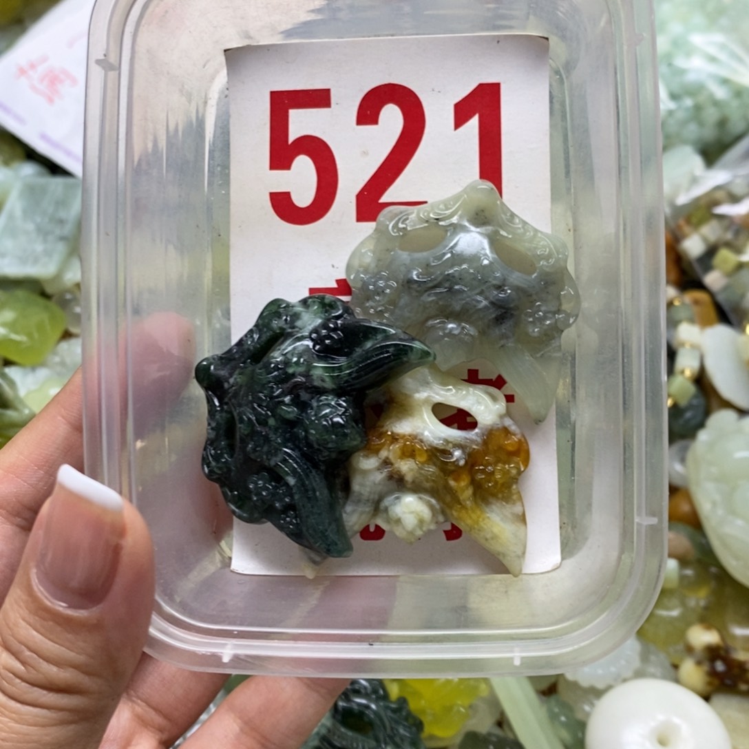 蛇纹石玉挂坠未镶嵌