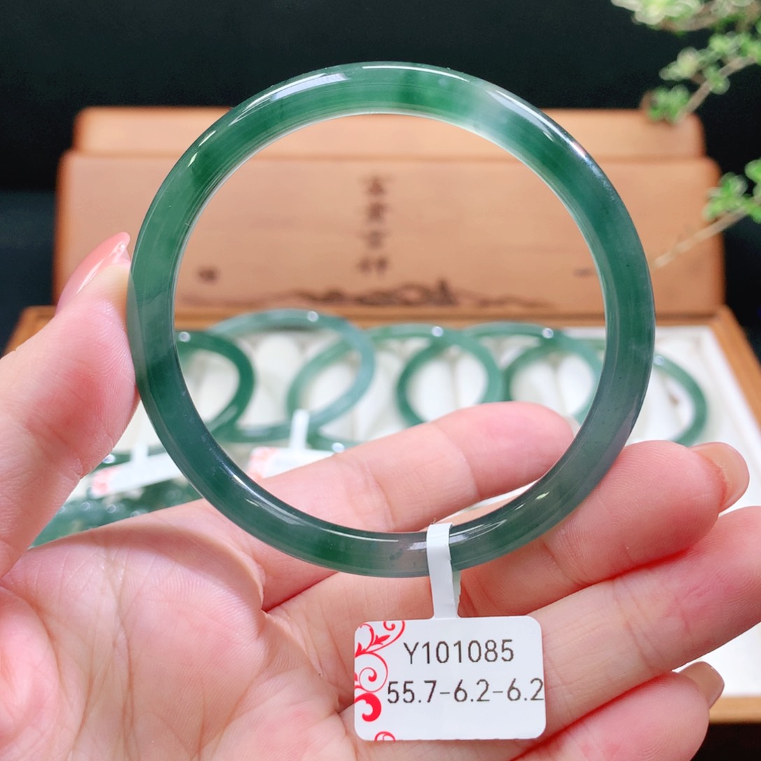 翡翠手镯未镶嵌天然