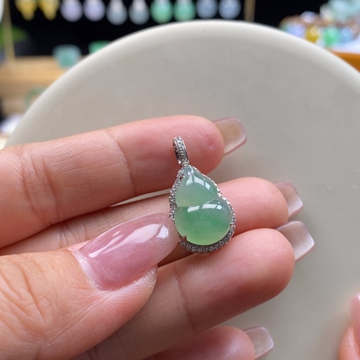 翡翠吊坠(不含链)18K金镶嵌翡翠冰飘绿葫芦吊坠