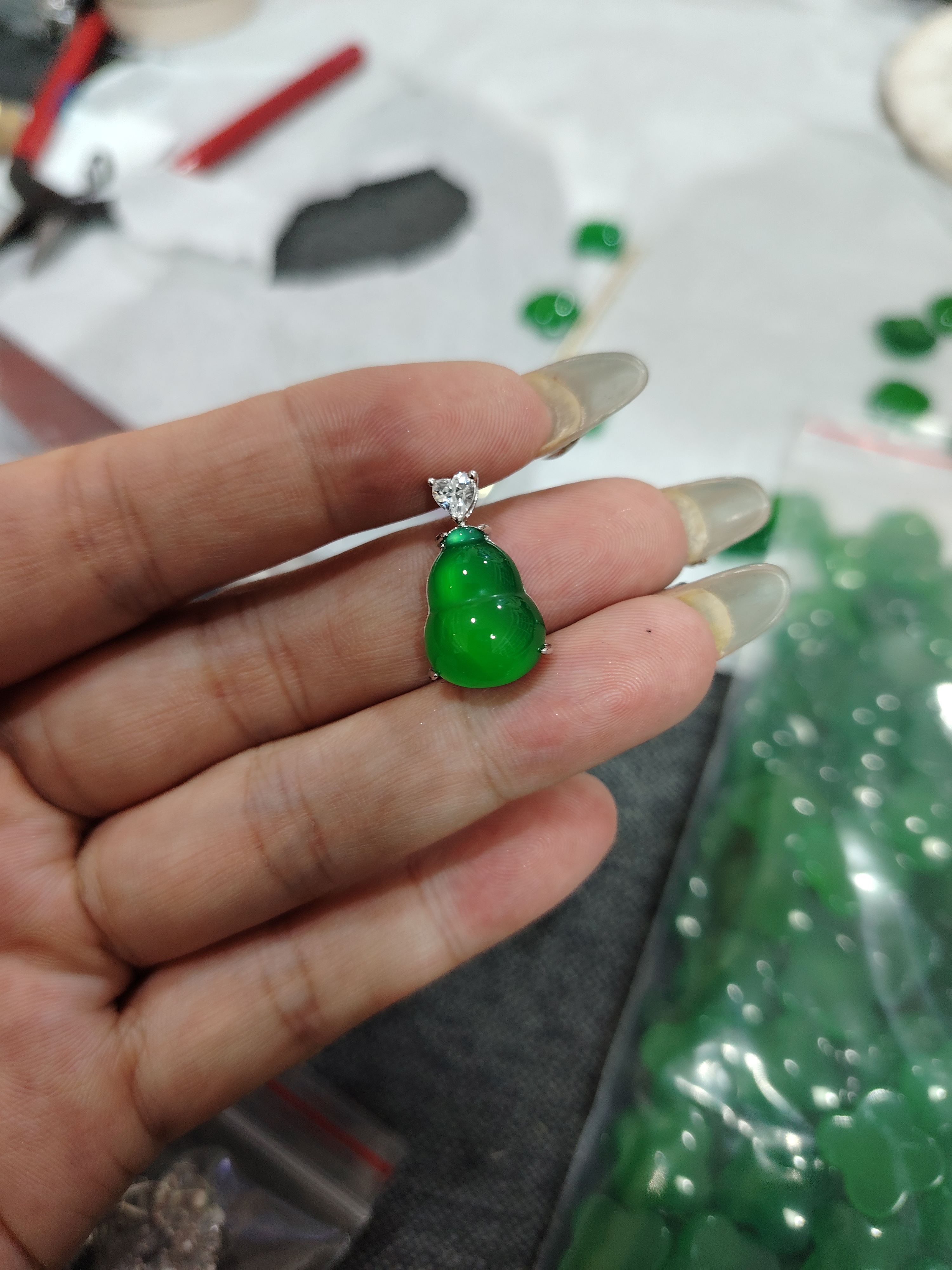正品天然玉髓s925银简镶款满绿色小葫芦吊坠（送银链子一条）