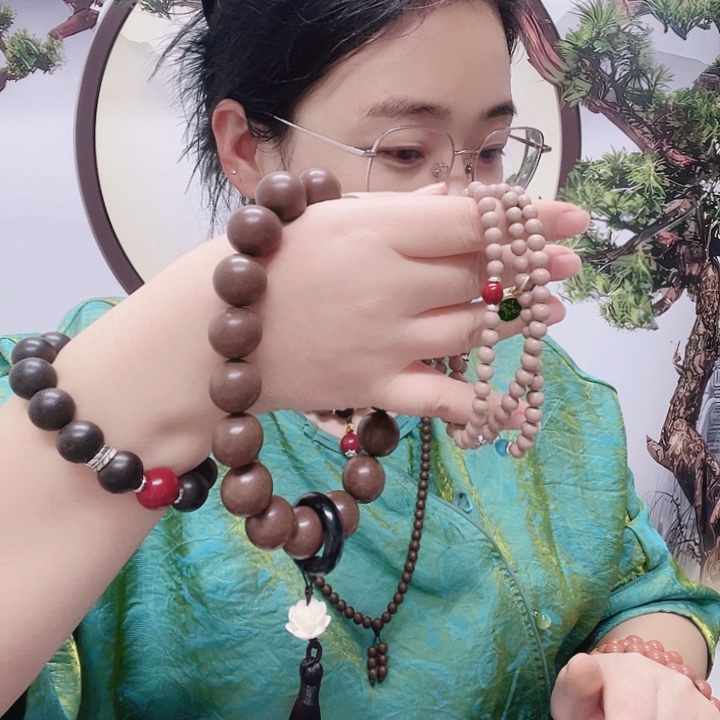 心***女1.8大四合2条手持➕1.8白龙涎手持两条➕0.6的108