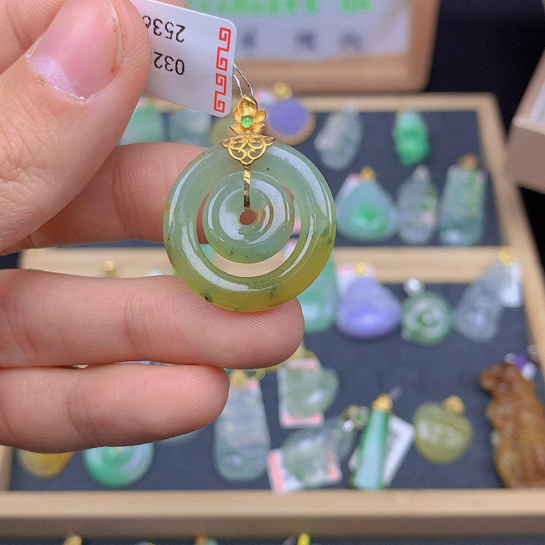 翡翠颈饰18K金镶嵌翡翠