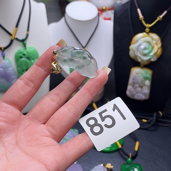 翡翠未镶嵌吊坠(赠链)