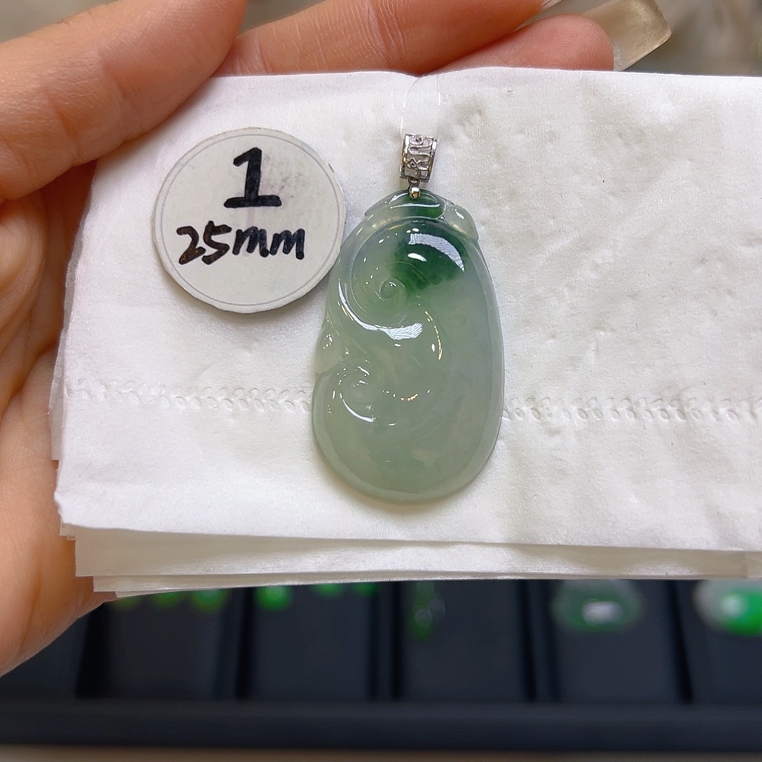 翡翠颈饰18K金镶嵌翡翠