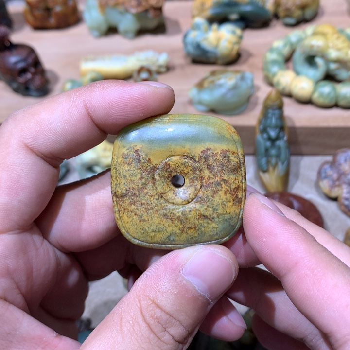 未镶嵌岫岩河磨玉（透闪石质玉）挂件